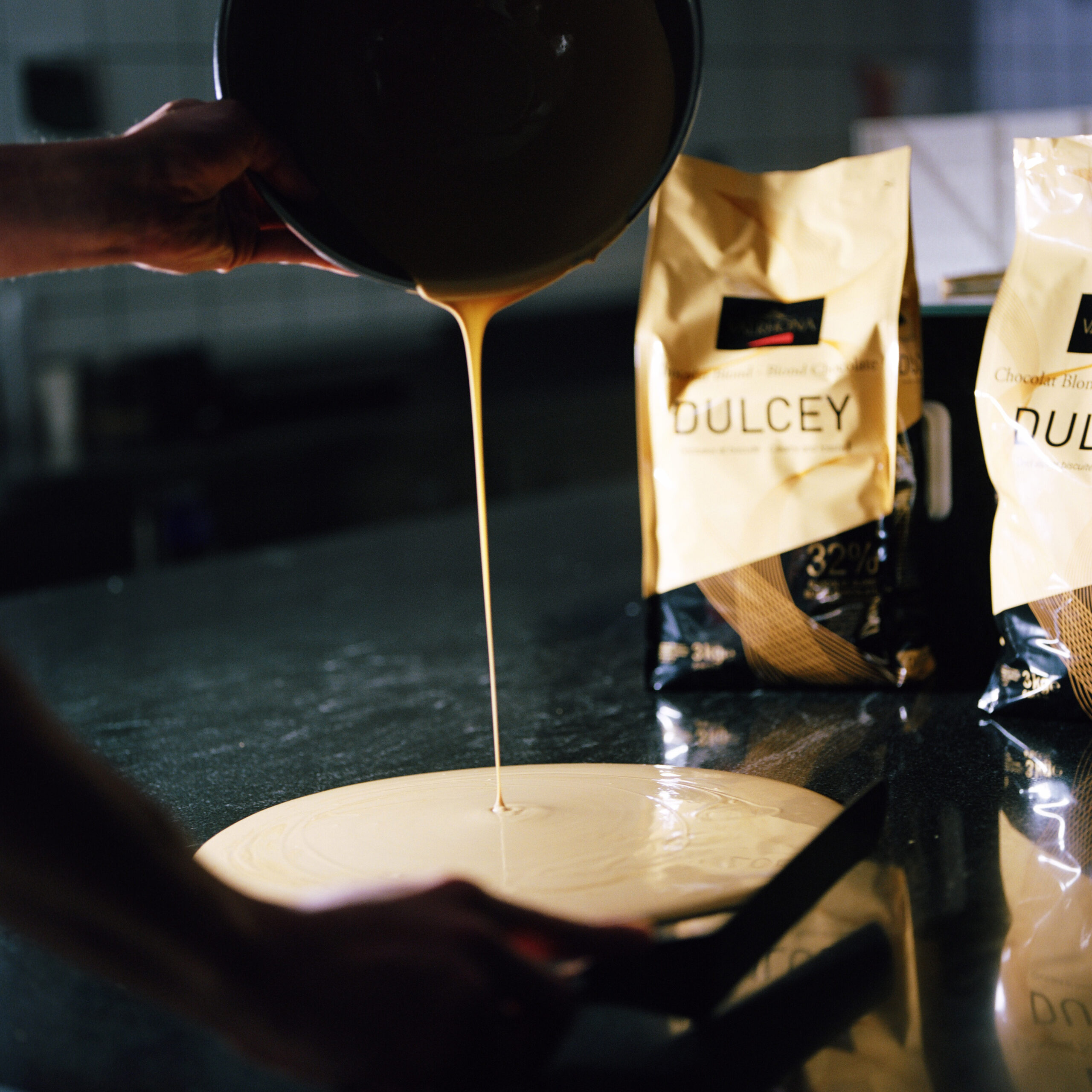 Valrhona Feves 32% Dulcey 3kg – Surfas Online